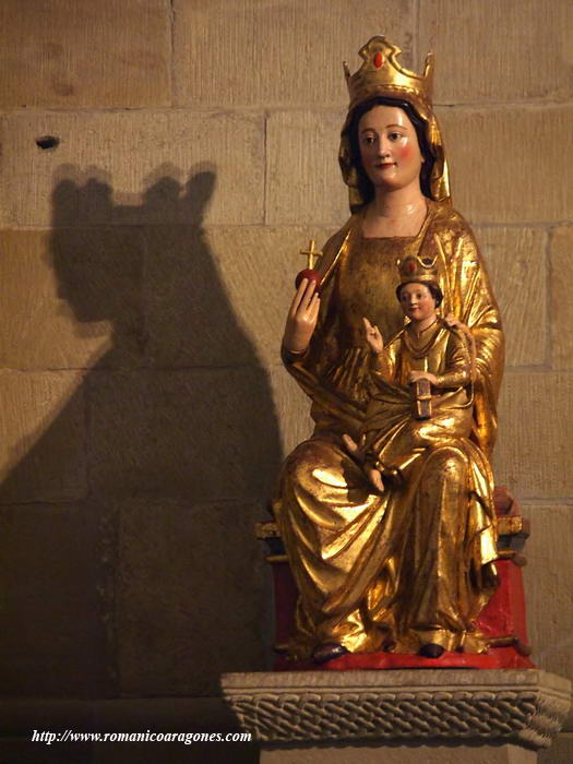 IM�GEN DE LA VIRGEN EN EL ALTAR